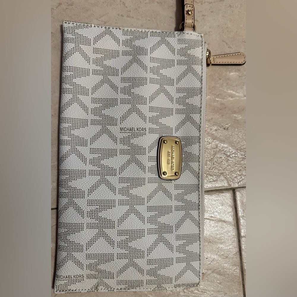 Michael Kors Jet Set Charm Wristlet
